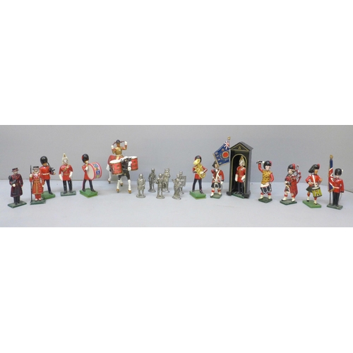 2013 - A box of metal military bandsmen, etc.