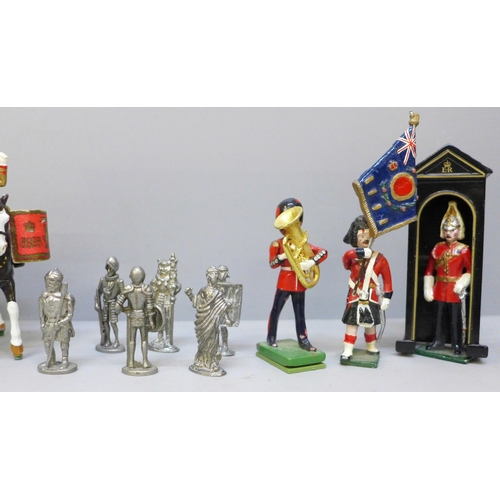 2013 - A box of metal military bandsmen, etc.