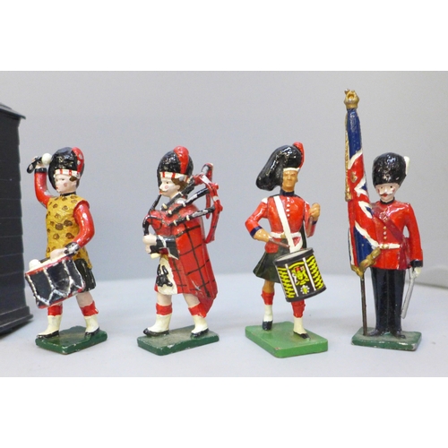 2013 - A box of metal military bandsmen, etc.