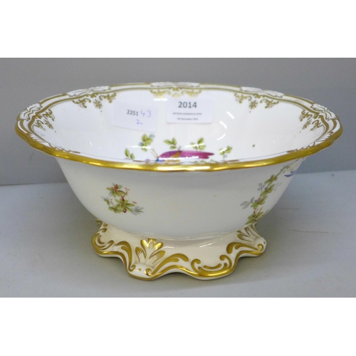 2014 - A Spode Chelsea Bird porcelain bowl with hand painted decorations of birds, 20.5cm diameter