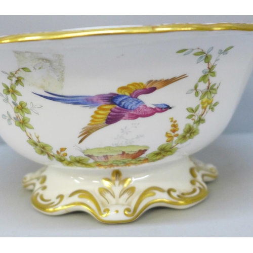 2014 - A Spode Chelsea Bird porcelain bowl with hand painted decorations of birds, 20.5cm diameter