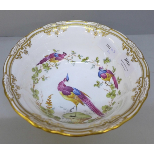 2014 - A Spode Chelsea Bird porcelain bowl with hand painted decorations of birds, 20.5cm diameter