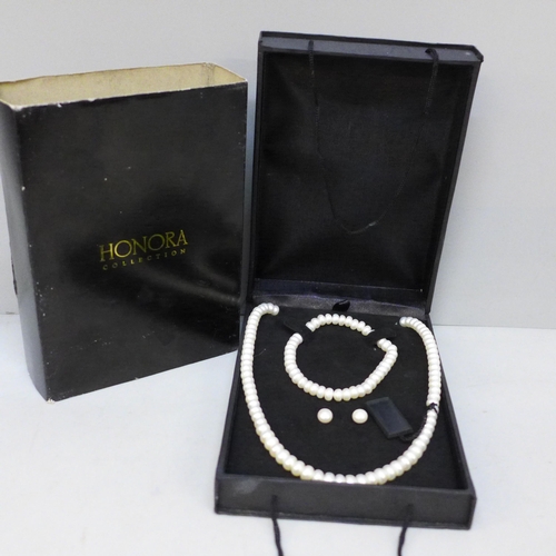 2037 - A boxed Honora pearls jewellery suite