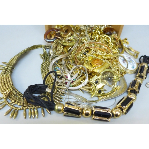 2038 - A collection of gold tone jewellery