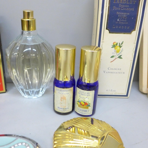 2048 - Vintage perfumes, cosmetics, compacts, etc.