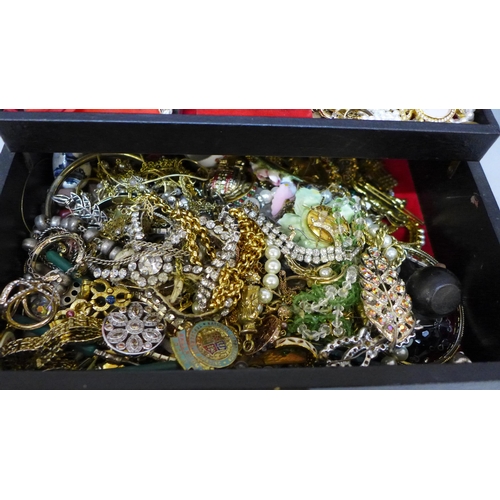 2051 - A box of costume jewellery