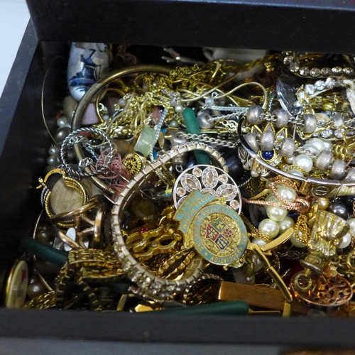 2051 - A box of costume jewellery