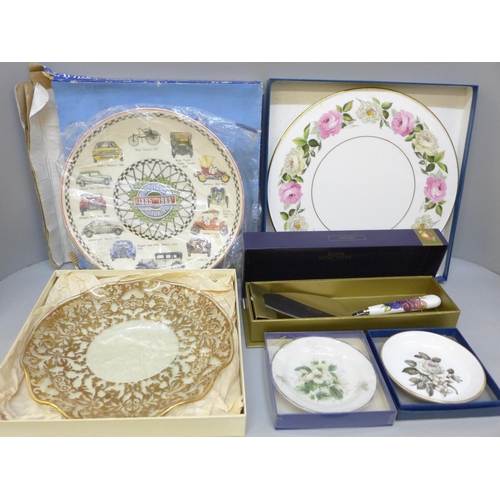 2058 - A set of Royal Worcester and Aynsley porcelain, boxed