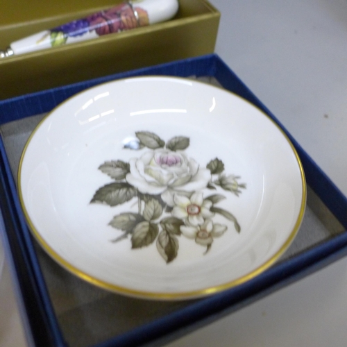 2058 - A set of Royal Worcester and Aynsley porcelain, boxed