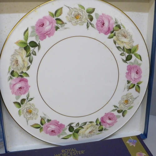 2058 - A set of Royal Worcester and Aynsley porcelain, boxed