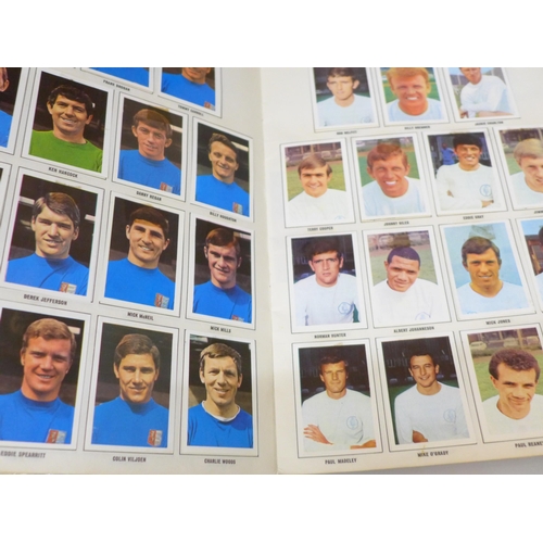 2080 - A Picture Stamp Album Soccer Stars of England First Division 1968-69, complete, plus Shredded Wheat ... 