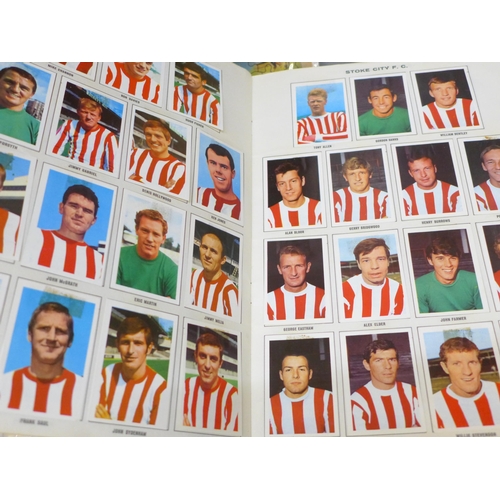 2080 - A Picture Stamp Album Soccer Stars of England First Division 1968-69, complete, plus Shredded Wheat ... 