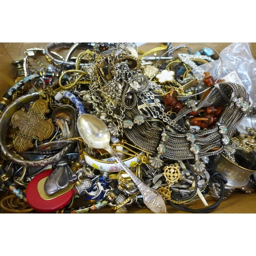 2084 - A collection of costume jewellery including vintage