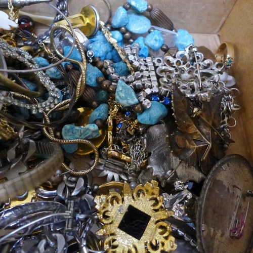 2084 - A collection of costume jewellery including vintage