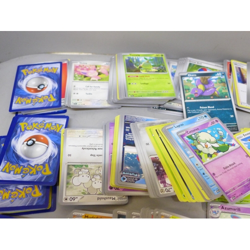 2090 - A box of over 600 Pokémon cards including holographic and rare cards with a large promo card