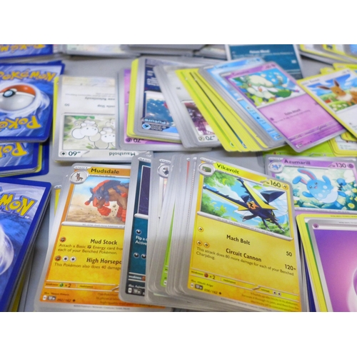 2090 - A box of over 600 Pokémon cards including holographic and rare cards with a large promo card