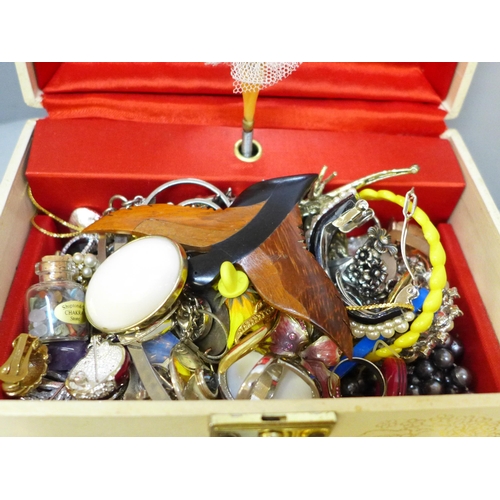 2091 - Two jewellery boxes containing costume jewellery, including a freshwater pearl necklace, vintage com... 