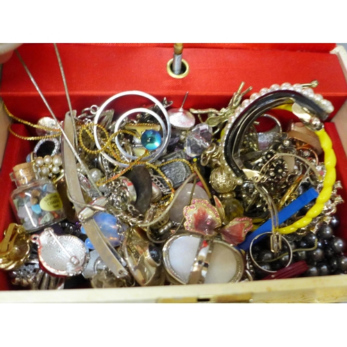 2091 - Two jewellery boxes containing costume jewellery, including a freshwater pearl necklace, vintage com... 