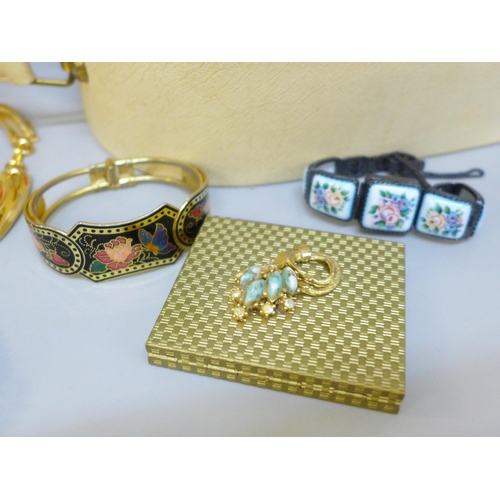 2091 - Two jewellery boxes containing costume jewellery, including a freshwater pearl necklace, vintage com... 