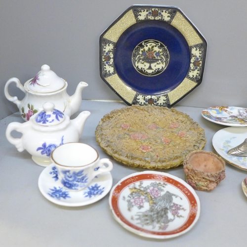 2092 - A box of miniature tea sets and other miniature porcelain