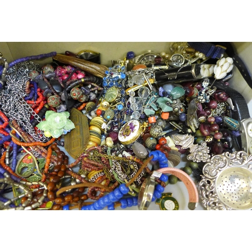 2096 - A collection of vintage costume jewellery including bead necklaces, brooches, etc