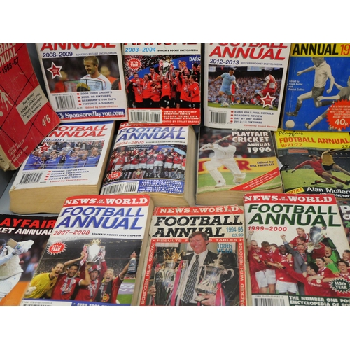 2123 - A collection of Football Annuals including News Of The World, Player's, etc.