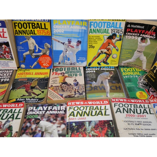 2123 - A collection of Football Annuals including News Of The World, Player's, etc.