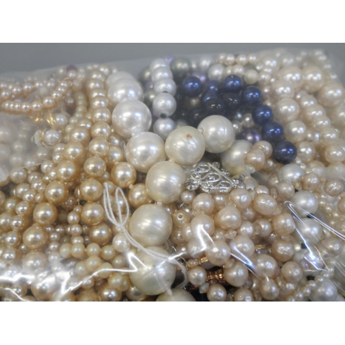 2157 - A collection of faux pearls