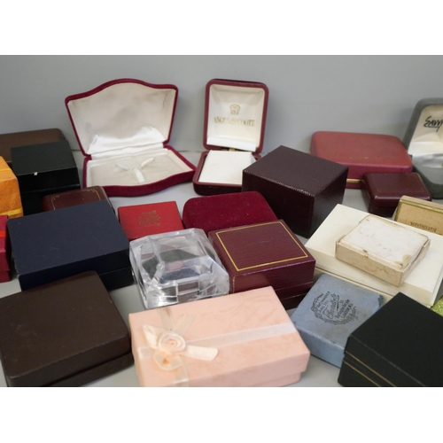 2159 - A collection of empty jewellery boxes, rings, necklaces, etc.