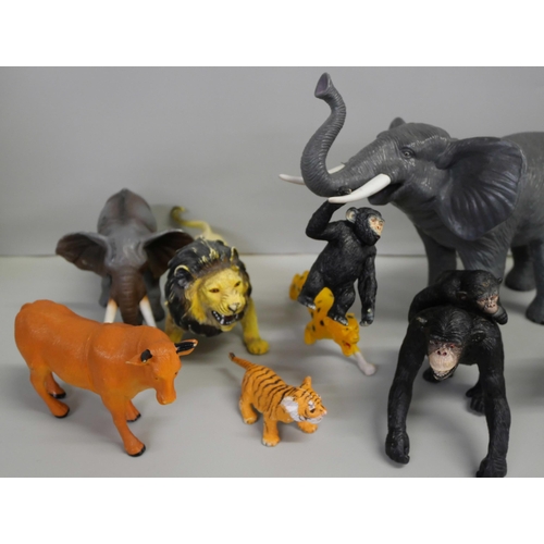 2161 - A collection of over 70 plastic zoo animals