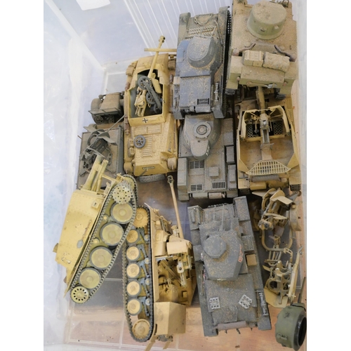 2165 - A box of model tanks and a clock in the form of a William S Hardy tank