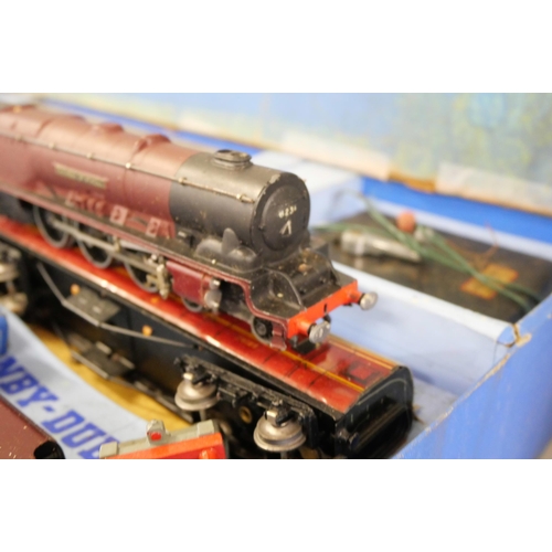 2185 - A Hornby Duchess of Atholl OO gauge train set, boxed