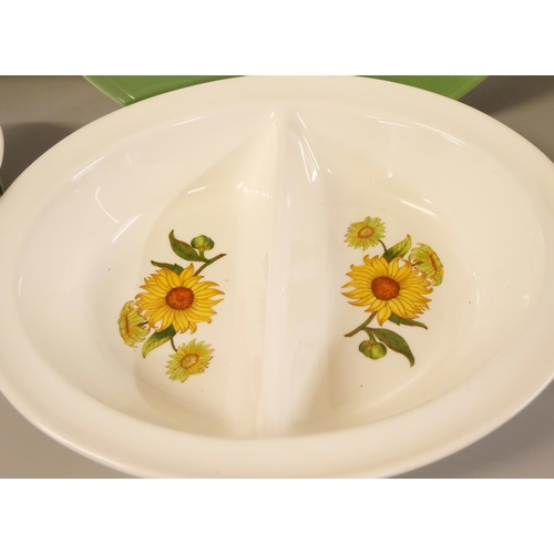 2274 - Wedgwood of Etruria Sunflower dinner wares **PLEASE NOTE THIS LOT IS NOT ELIGIBLE FOR IN-HOUSE POSTI... 