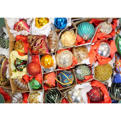 2286 - Two boxes of vintage Christmas tree baubles **PLEASE NOTE THIS LOT IS NOT ELIGIBLE FOR IN-HOUSE POST... 