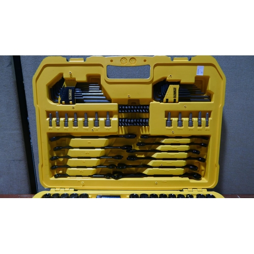 6068 - Dewalt Mechanics Set (342-28) *This lot is subject to Vat