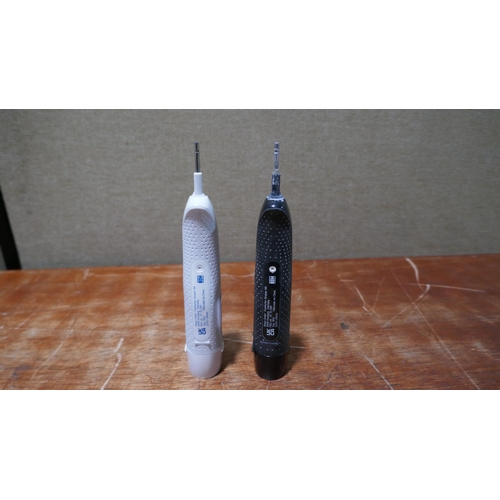 6089 - Two Oral-B Db5 Toothbrushes (342-395) *This lot is subject to Vat