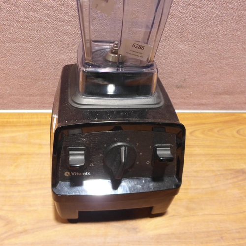 6286 - Vitamix E310 Blender  - This lot requires a UK adapter (342-7) *This lot is subject to Vat