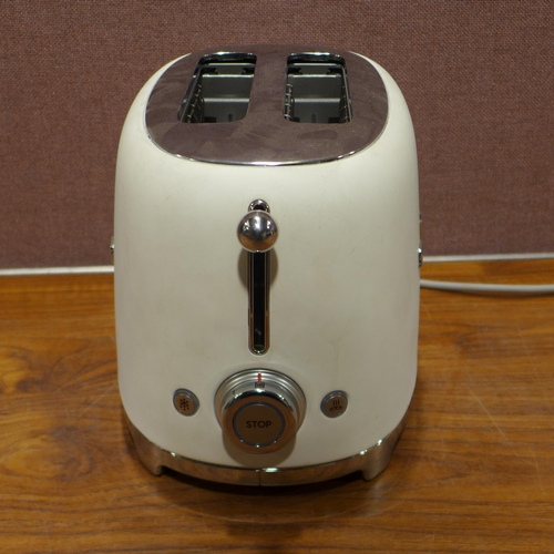 6301 - Smeg Retro Matte Toaster   - This lot requires a UK adapter (342-354) *This lot is subject to Vat