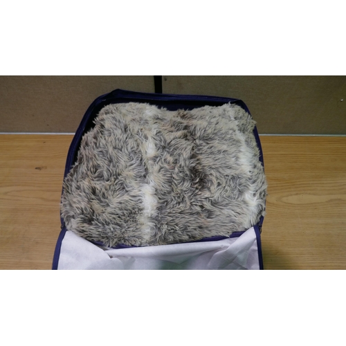 6389 - Husky Fur Heated Throw (348-353) *This lot is subject to Vat