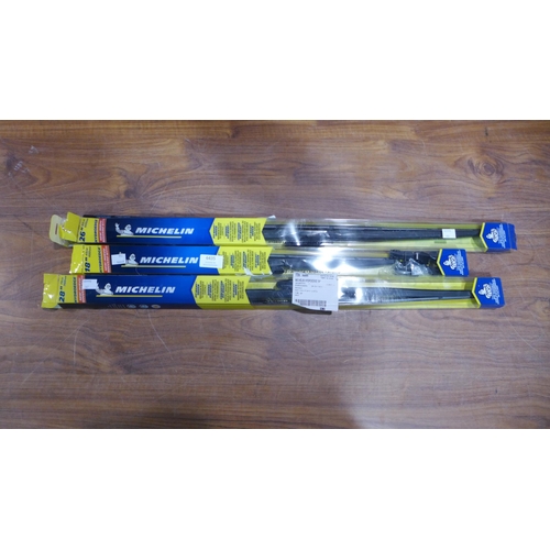 6435 - Three Michelin Hydroedge Wiperblades (18