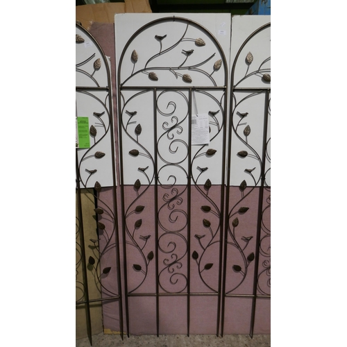 6492 - Mullally Garden Trellis 22.5X1 X 71.5 (348-126) *This lot is subject to Vat