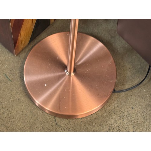 3005 - An Edison bulb hook floor lamp in copper, H 157cms (2133858)   #