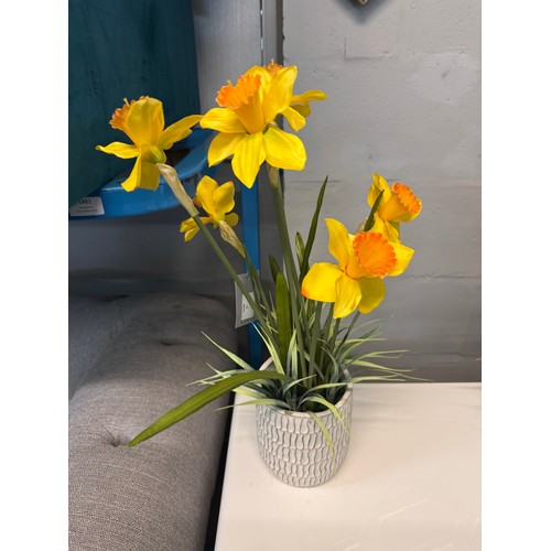 3048 - A tall potted artificial Daffodil arrangement, H 56cms (50564211)   #