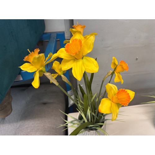 3048 - A tall potted artificial Daffodil arrangement, H 56cms (50564211)   #