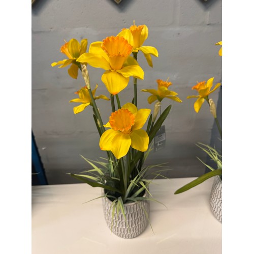 3049 - A tall potted artificial Daffodil arrangement, H 56cms (50564211)   #