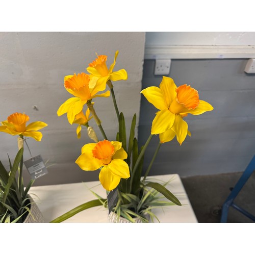 3050 - A tall potted artificial Daffodil arrangement, H 56cms (50564211)   #