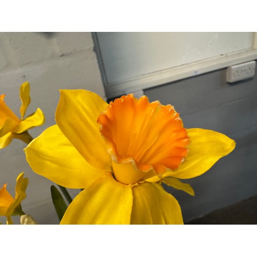 3050 - A tall potted artificial Daffodil arrangement, H 56cms (50564211)   #