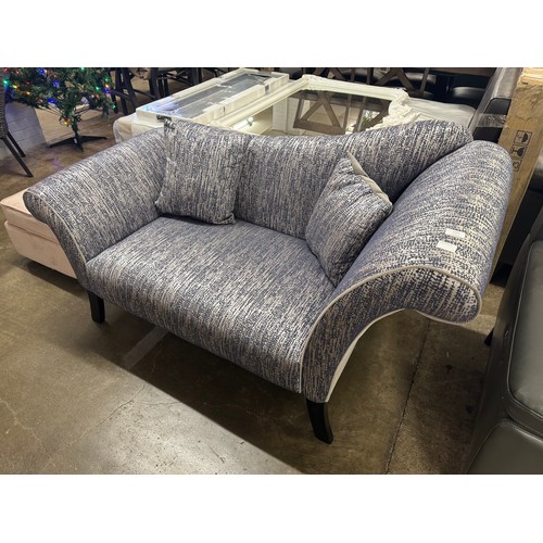 3197 - A blue / silver fabric upholstered chaise longue