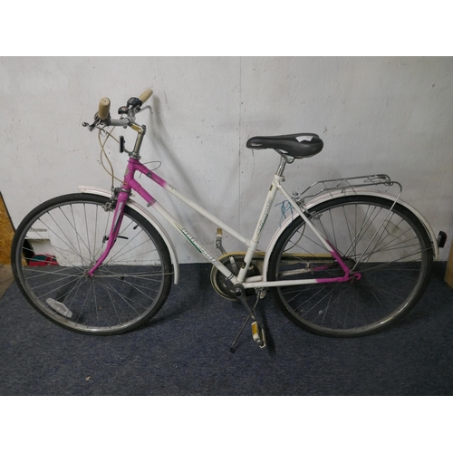 5293 - A Universal Cycles Riviera Sport ladies bike with mud guards