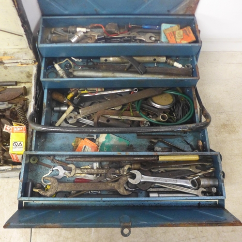 5023 - A wooden tool box and a metal cantilever tool box containing an assortment of tools including hammer... 